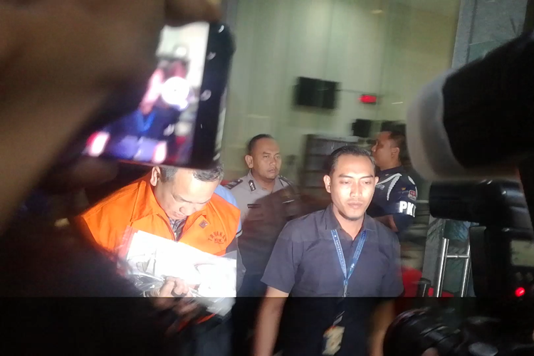 Komisi Pemberantasan Korupsi (KPK) menahan jaksa pada Kejaksaan Negeri Yogyakarta Eka Safitra (mengenakan rompi tahanan), Selasa (20/8/2019)