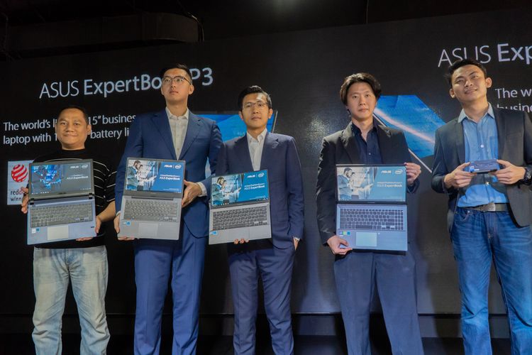 Jimmi Lin, ASUS South East Asia Regional Director, saat memamerkan laptop Asus Expert Series di sebuah acara di Jakarta, Kamis (29/8/2019).