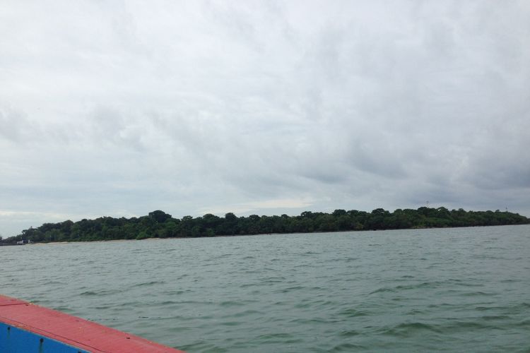 Pulau Panjang, Kabupaten Jepara Jawa Tengah difoto dari dalam kapal. 