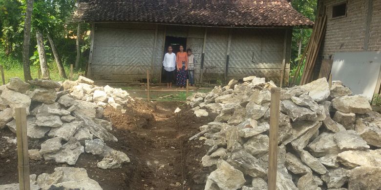 Rumah milik Sujiyem, 45 tahun, Dusun Taruban Wetan, Desa Tuksono, Kecamatan Sentolo, Kulon Progo, DI Yogyakarta (DIY). Dua perusahaan membantu memberi sumbangan untuk bedah rumah miliknya. 