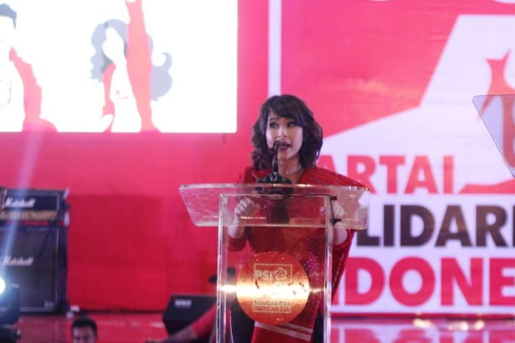 Ketua Umum PSI Grace Natalie melakukan orasi politik di acara Festival 11 PSI di Medan Internasional Convention Center, Senin (11/3/2019) malam