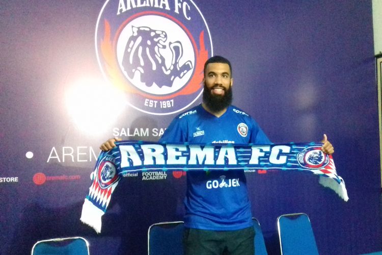 Striker Arema FC, Sylvano Dominique Comvalius saat memperkenalkan diri di Kantor Arema FC, Kota Malang, Rabu (24/4/2019) malam