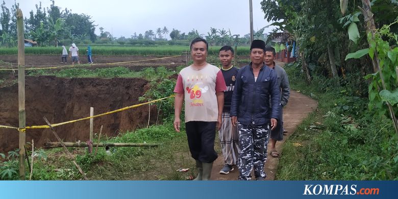 Kampung di Sukabumi Ini Terancam Terisolasi akibat Munculnya Lubang Besar