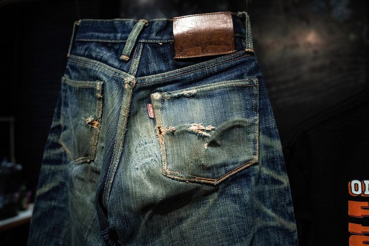 jeans yang sudah terbentuk guratannya karena dipakai