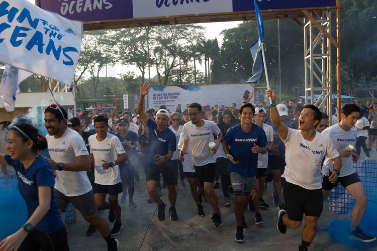 Pesepakbola Irfan Bachdim ikut berlari dalam acara Run For The Oceans yang digelar adidas, Minggu (16/6/2019)