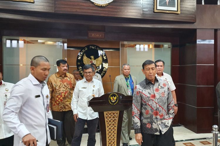 Menko Polhukam Wiranto usai memimpin rapat tim asistensi hukum Kemenko Polhukam, Kamis (9/5/2019).