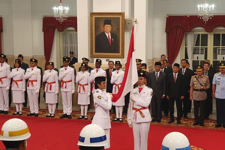 Presiden Joko Widodo mengukuhkan 68 anggota Pasukan Pengibar Bendera Pusaka (Paskibraka) yang akan bertugas pada upacara kemerdekaan ke-74 Republik Indonesia, 17 Agustus 2019 mendatang. Pengukuhan dilaksanakan di Istana Negara, Jakarta,  Kamis (15/8/2019) siang.