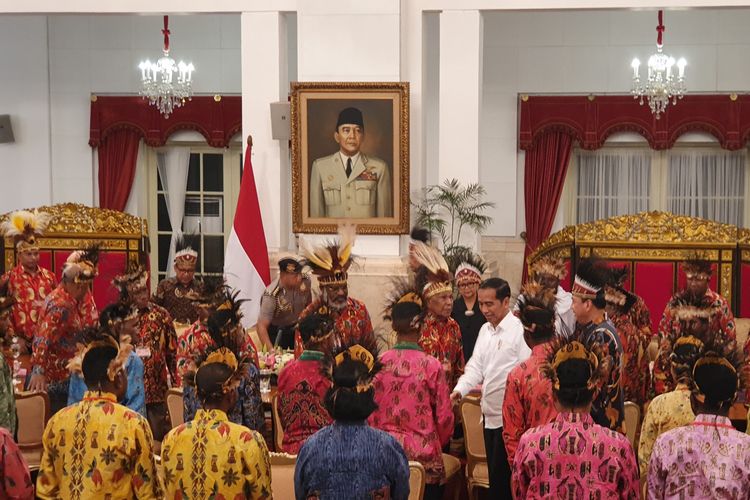 Presiden Joko Widodo bertemu dengan para tokoh dari Papua dan Papua Barat. Pertemuan dilangsungkan di Istana Negara, Jakarta, Selasa (10/9/2019) siang. 