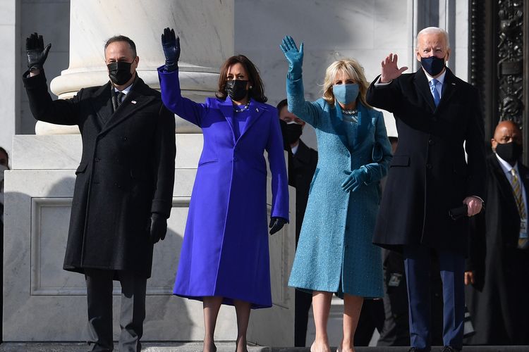 Pelantikan Presiden AS Joe Biden (paling kanan) dan Wakil Presiden AS Kamala Harris (nomor dua dari kiri) di Washington (20/1/2021)