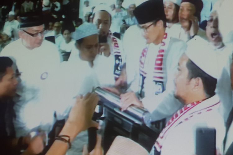 Calon wakil presiden nomor urut 02 Sandiaga Salahuddin Uno saat menerima sumbangan dana Rp 500.000 dalam acara silaturahmi dan dialog di Taman Krida Budaya Kota Malang, Senin (18/3/2019) malam