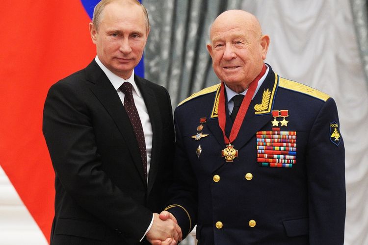 Putin dan Alexei Leonov