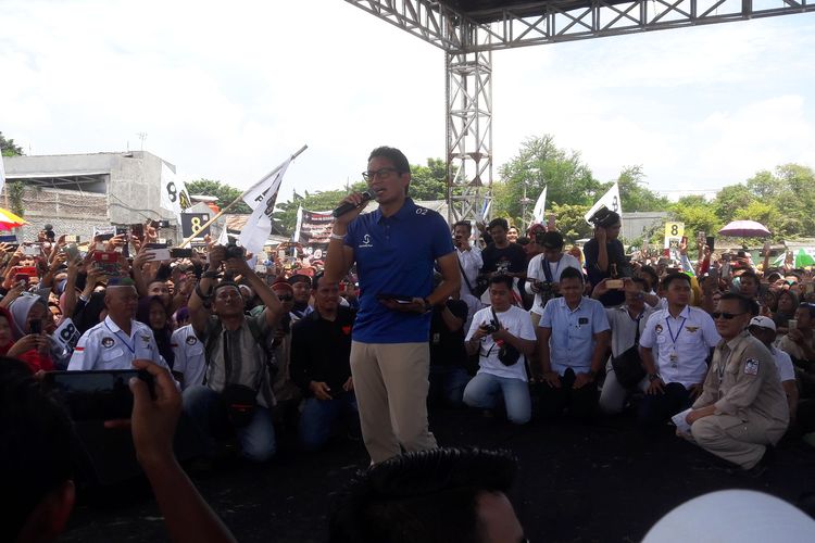 Calon wakil presiden nomor urut 02, Sandiaga Uno saat menggelar kampanye terbuka di Ciruas, Kabupaten Serang, Banten, Sabtu (30/3/2019)