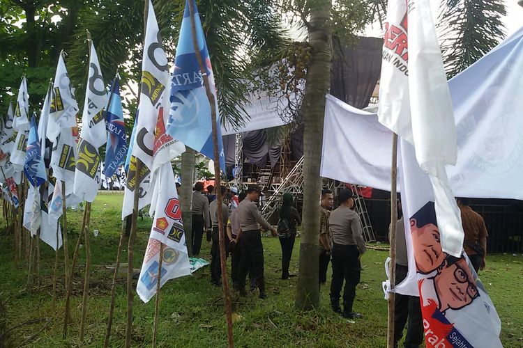 Petugas kepolisian berjaga-jaga di Lapangan Pasir Putih, Pangkal Pinang, Kamis (4/4/2019).