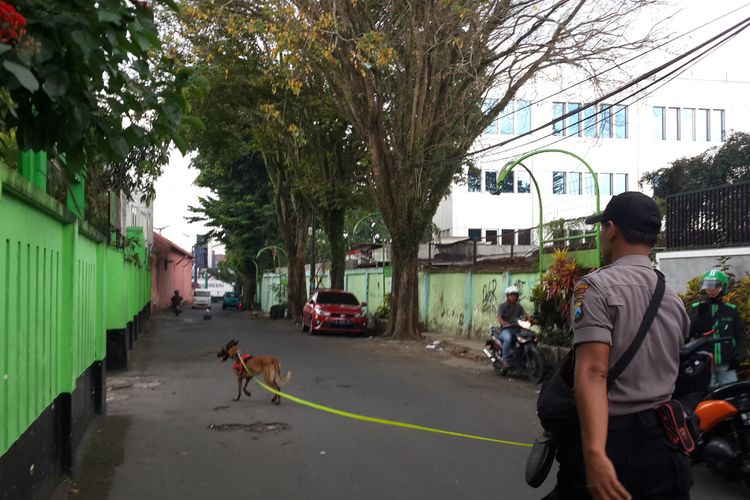 Anjing pelacak Unit K-9 Polres Malang Kota yang diterjunkan untuk melacak jejak pelaku mutilasi tubuh wanita yang ditemukan di lantai 2 Pasar Besar Kota Malang, Rabu (15/5/2019)