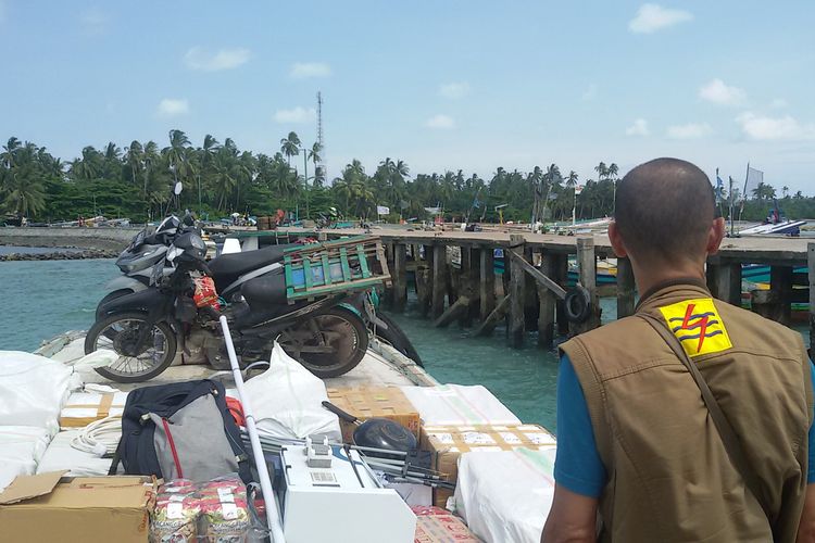 Kapal pengangkut barang dan penumpang merapat di Pulau Seliu, Belitung.