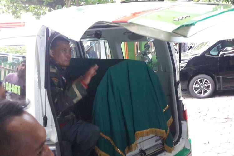 Jenazah KH Tholchah Hasan saat dimasukkan ke mobil ambulance di Kamar Mayat RSSA Kota Malang, Rabu (29/5/2019)
