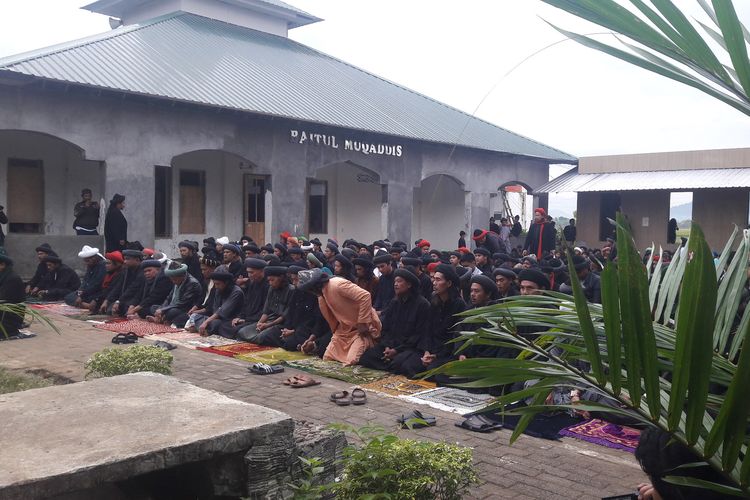 Ratusan jemaah An Nazir di Kabupaten Gowa, Sulawesi Selatan tengah menggelar ibadah idul fitri. Senin,