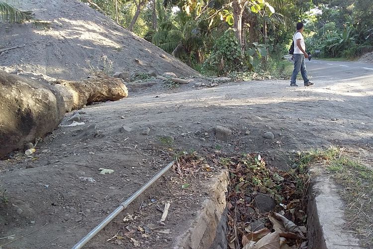 Pasir milik PT Bumi Indah yang ditimbun di sekitar lokasi hutan Lindung Ilimmedo, Desa Wairterang, Kecamatan Waigete, Kabupaten Sikka, Senin (16/6/2019). 