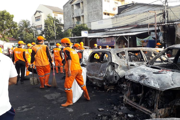 Petugas Oranye sebut sampah di KS Tubun capai 3,6 ton pada Kamis (23/05/2019).