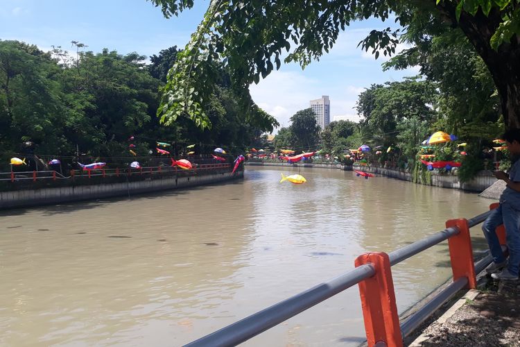 Sungai di Jalan Genteng Kali, Surabaya, Jawa Timur, dipenuhi ornamen lampu hias. Wali Kota Surabaya Tri Rismaharini akan membangun sungai-sungai baru di Kota Pahlawan. 