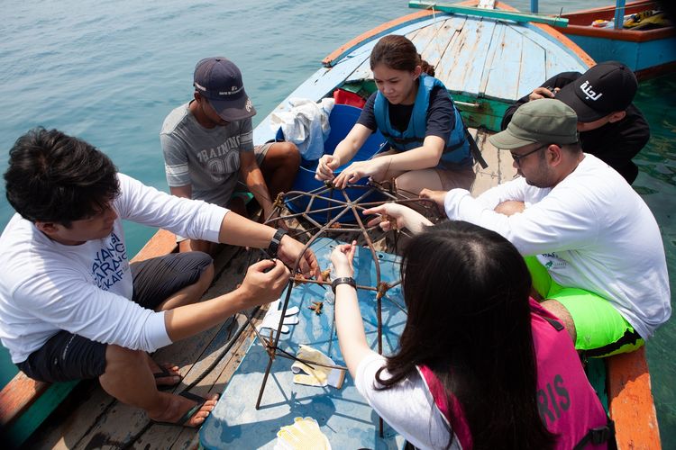 Volunteer melakukan pengikatan karang dalam modul sebelum ditanam di Pulau Harapan, Kepulauan Seribu, Jakarta, (4/9/2019).