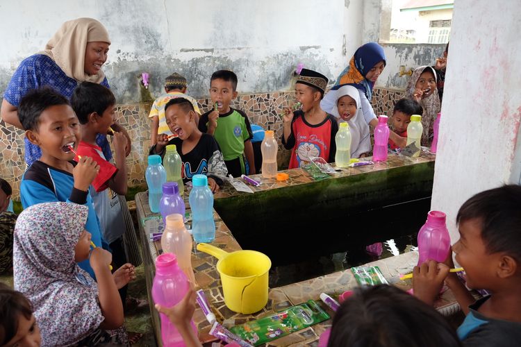 Komunitas PK-139 LPDP Dipamartani berupaya memberikan kontribusi dalam bentuk pembangunan MCK, pelayanan kesehatan masyarat serta penanaman mangrove di Desa Pantai Bahagia, Kecamatan Muara Gembong, Bekasi (27/4/2019).