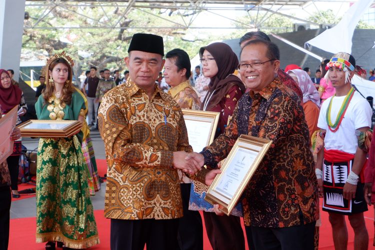 Mendikbud Muhadjir Effendy memberikan penghargaan kepada PT Gramedia Asri Media atas upaya memberikan dampak signifikan terhadap pendidikan nonformal di Indonesia. Penghargaan diberikan dalam acara puncak Peringatan Hari Aksara lnternasional (HAI) ke-54, di Lapangan Karebosi Kota Makassar, Sabtu, 7 September 2019.