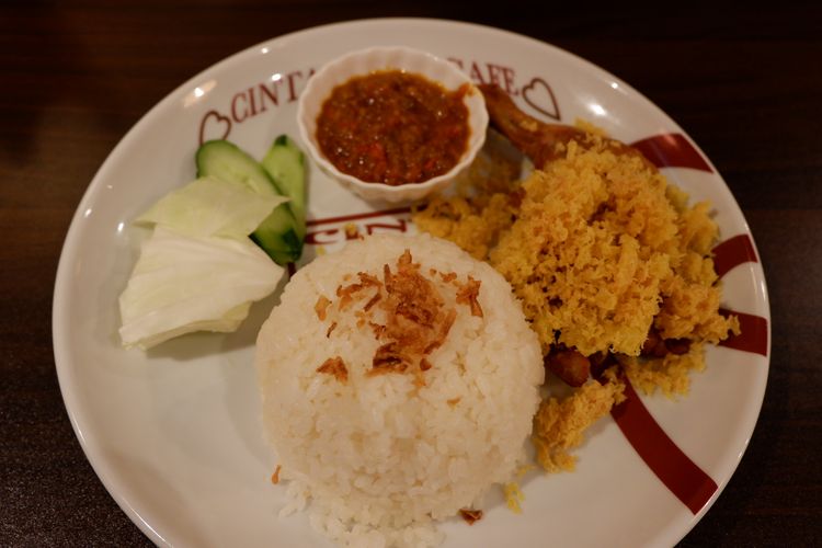 Nasi ayam kremes.