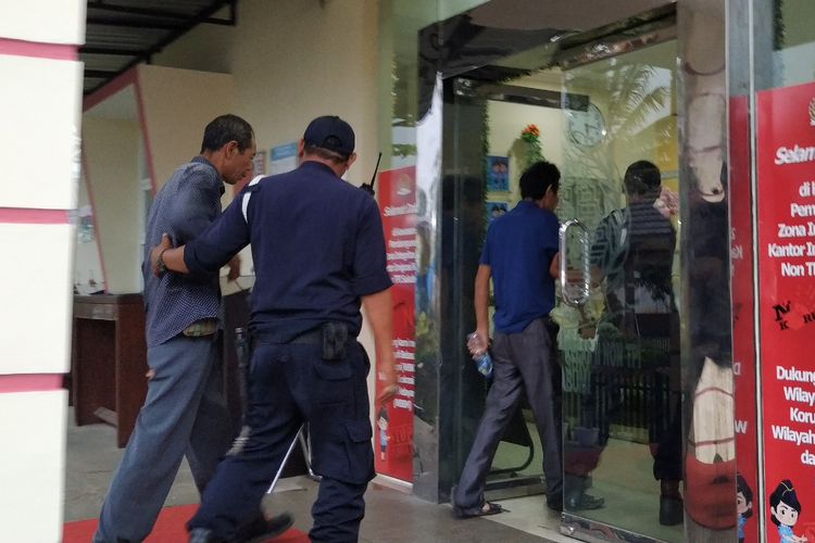 Sejumlah WNA Cina digiring petugas ke ruangan di Kantor Imigrasi, Sukabumi, Jawa Barat, Rabu (27/3/2019).
