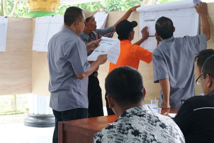 Pelaksanaan rekapitulasi perolehan suara Pilpres dan Pileg 2019 di pendopo Kecamatan Jombang Kabupaten Jombang. Mulai Sabtu (20/4/2019), Panitia Pemilihan Kecamatan (PPK) di Kabupaten Jombang melakukan rekapitulasi hasil pemungutan suara dari TPS di wilayah masing-masing.