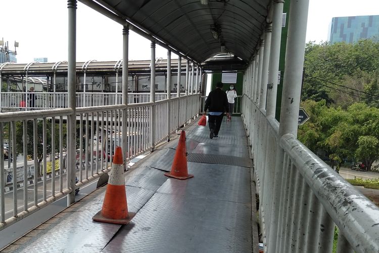 Jembatan transit antara halte transjakarta Grogol 1 dan Grogol 2 di Grogol Petamburan, Jakarta Barat diberi kerucut lalu lintas sebagai penanda adanya kerusakan.