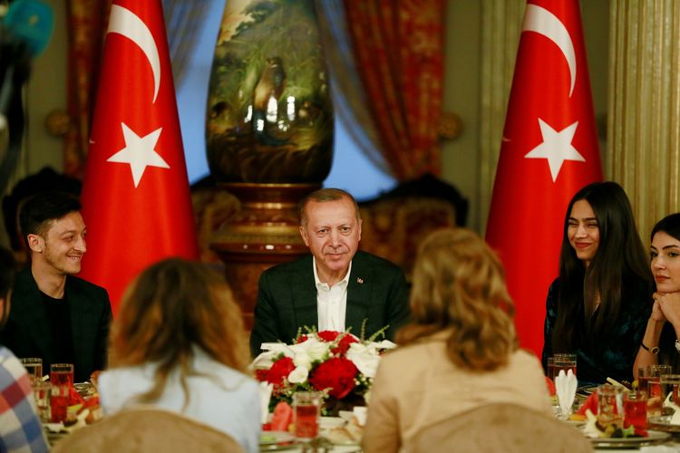 Presiden Turki Recep Tayyip Erdogan bersama gelandang Arsenal Mesut Oezil (kiri) dan tunangannya Amibe Gulse saat buka puasa di Istanbul Sabtu (18/5/2019).