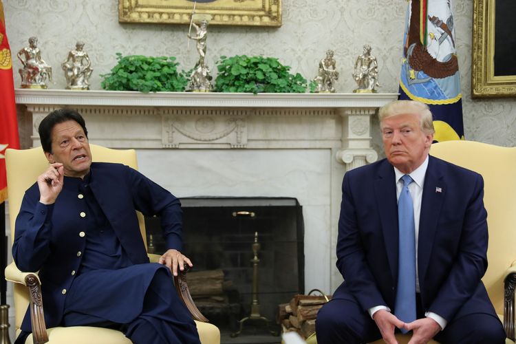 Perdana Menteri Pakistan Imran Khan dan Presiden Amerika Serikat Donald Trump di Kantor Oval Gedung Putih, Washington, pada 22 Juli 2019.