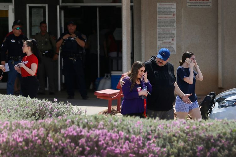 Warga berdatangkan ke TK MacArthur untuk melihat apakah ada keluarga atau teman mereka yang menjadi korban penembakan massal di Walmart El Paso, Texas, Amerika Serikat, yang menewaskan 20 orang pada Sabtu (3/8/2019).