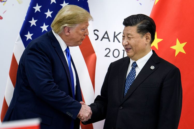 Presiden Amerika Serikat Donald Trump (kiri) berjabat tangan dengan Presiden China Xi Jinping dalam pertemuan bilateral di sela KTT G-20 di Osaka, Jepang, Sabtu (29/6/2019).