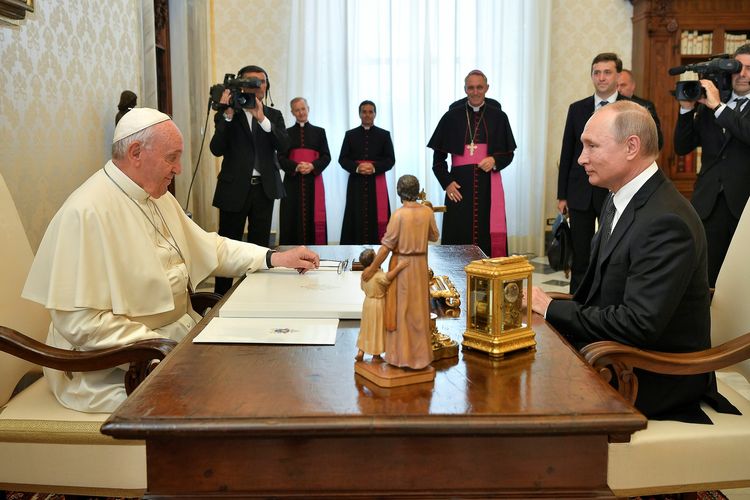 Presiden Rusia Vladimir Putin ketika bertemu Pemimpin Gereja Katolik Roma Paus Fransiskus di Vatikan Kamis (4/7/2019).