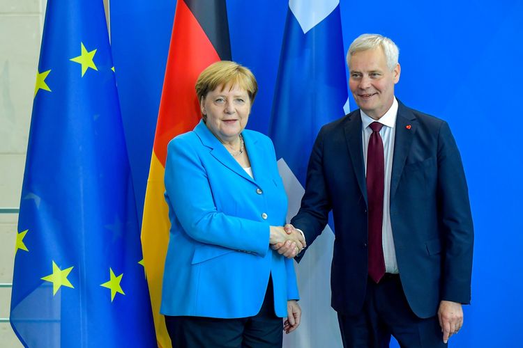 Kanselir Jerman Angela Merkel ketika bersalaman dengan Perdana Menteri Finlandia Antti Rinne di Berlin pada 10 Juli 2019.