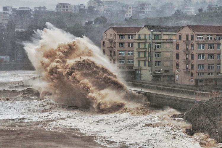 Gelombang laut menghantam jalanan depan bangunan di Taizhou, Provinsi Zhejiang di China akibat Topan Lekima pada 9 Agustus 2019. Sejauh ini, 32 orang dilaporkan tewas akibat topan tersebut.