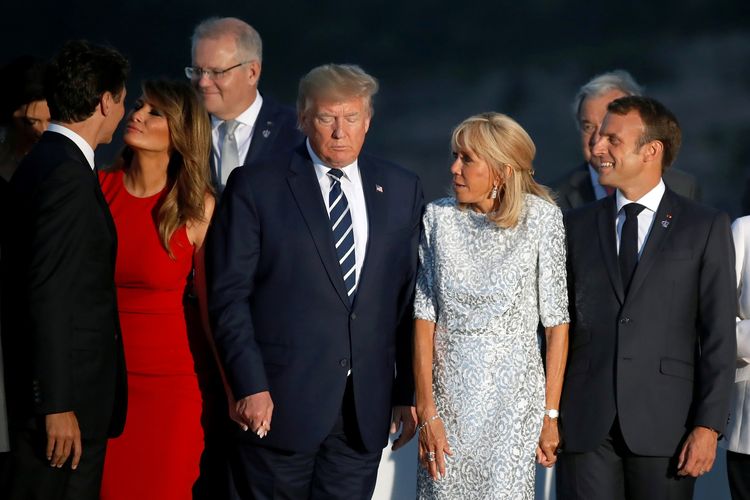 Ibu Negara Amerika Serikat (AS) Melania Trump ketika tersenyum di samping Perdana Menteri Kanada Justin Trudeau dengan keduanya berciuman pipi, sementara suaminya, Presiden AS Donald Trump hanya terdiam dalam sesi foto di sela pertemuan negara G7 di Biarritz, Perancis, pada 25 Agustus.
