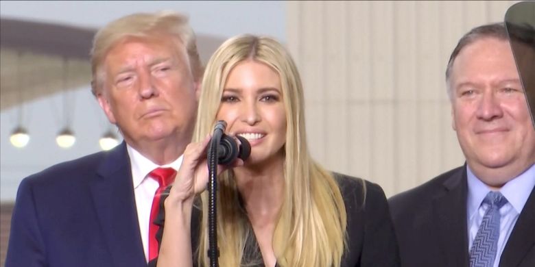 Presiden Amerika Serikat Donald Trump ketika bersama putri sekaligus penasihatnya Ivanka, dan Menteri Luar Negeri Mike Pompeo saat berbicara di Pangkalan Osan di Pyeongtaek, Korea Selatan, Minggu (30/6/2019).