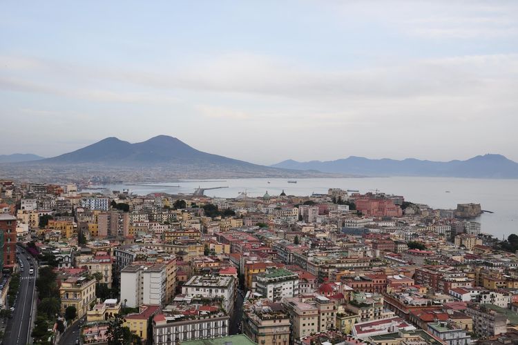 Penampakan Gunung Vesuvius dari pusat kota