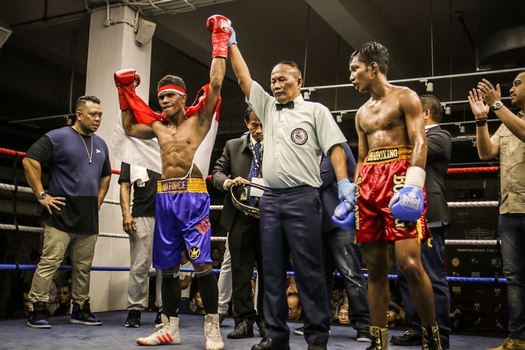 Ongen Saknosiwi merebut gelar juara kelas bulu versi WBA Asian Boxing Council Continental pada pertarungan melawan petinju Thailand, Nanthawat Mailochat, yang berlangsung di Singapura, Sabtu (7/9/2019) malam.