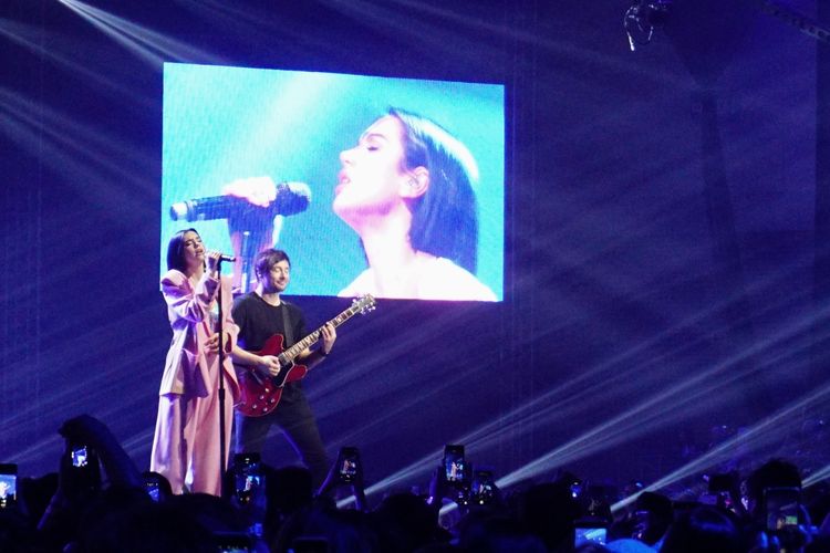 Penyanyi Dua Lipa saat tampil di Lazada Super Par7y di Indonesia Convention Exhibition (ICE), BSD City, Tangerang Selatan, Selasa (26/3/2019).