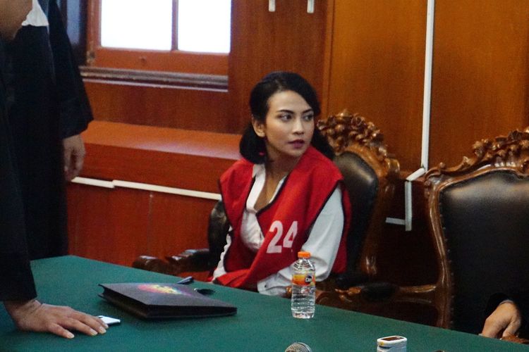 Artis peran Vanessa Angel saat menghadapi sidang putusan di Pengadilan Negeri Surabaya, Rabu (26/6/2019).