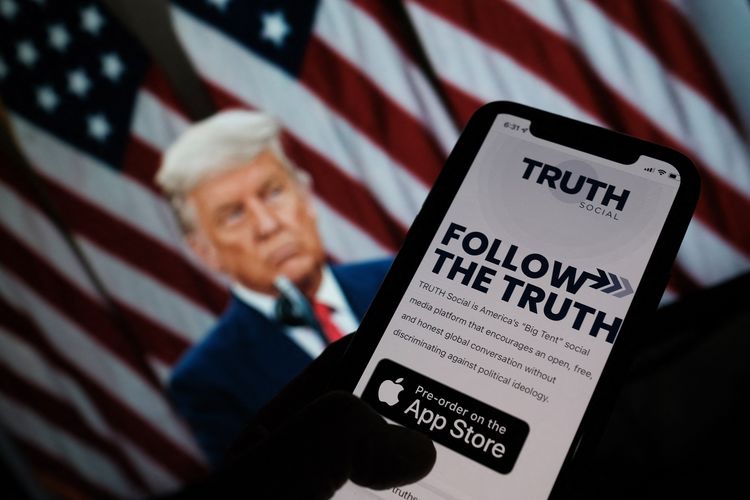 Foto ilustrasi seseorang membuka app store untuk mengunduh TRUTH Social, media sosial bikinan mantan presiden Amerika Serikat, Donald Trump. Foto diambil di Los Angeles pada Rabu (20/10/2021).