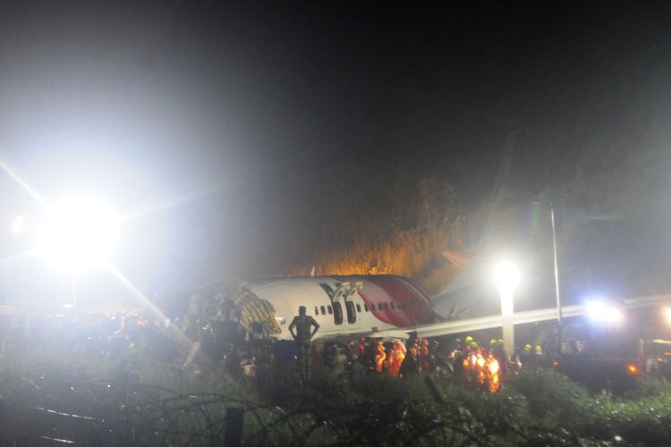 Pesawat Air India Express yang jatuh usai tergelincir keluar landasan saat mendarat di Kozhikode, Negara Bagian Kerala, India, Jumat (7/8/2020) malam. Pesawat yang mengangkut 190 orang dari Dubai itu patah jadi dua bagian. Cuaca saat itu hujan badai.