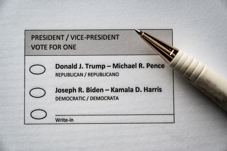 Ilustrasi surat suara kosong dan pena untuk Pemilu Presiden AS 2020.