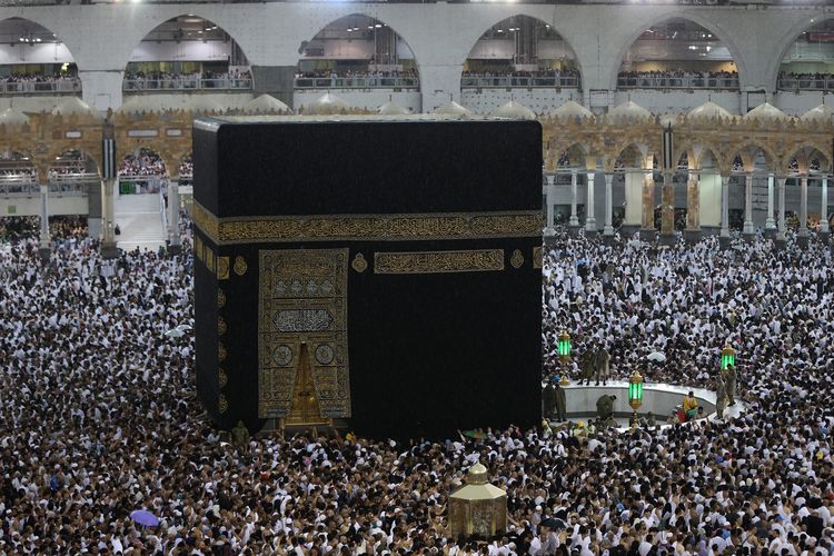 Umat Islam sedang beribadah mengitari Kabah (tengah). Gambar diambil pada 31 Mei 2019. 