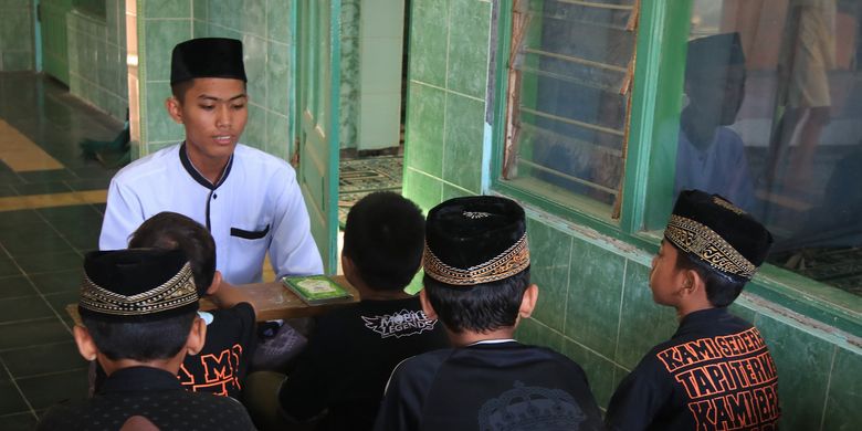 Fajar Jaka Surya, siswa SMK N Jateng yang suratanya untuk Gubernur Jawa tengah Ganjar Pranowo viral beberapa waktu lalu. Dalam suratnya itu Fajar menceritakan amanat ibunya kepada Ganjar.