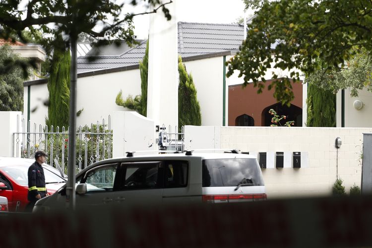 Petugas kemanan berjaga di depan Masjid Al-Noor di Christchurch, Selandia Baru, Jumat (15/3/2019). Masjid ini merupakan salah satu masjid yang menjadi sasaran serangan teroris. Hingga Jumat petang, 49 orang meninggal dan puluhan lain meninggal akibat serangan ini. 